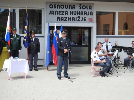 Odkritje spominske plošče na stavbi Osnovne šole Janeza Kuharja Razkrižje 9